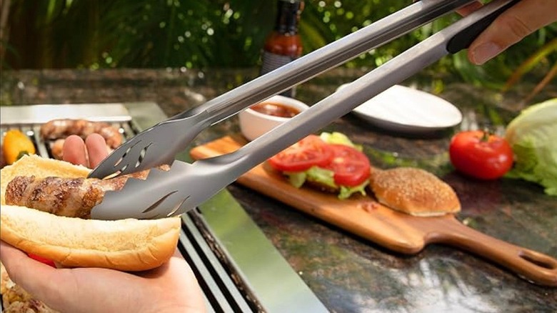 Alpha Grillers tongs in action