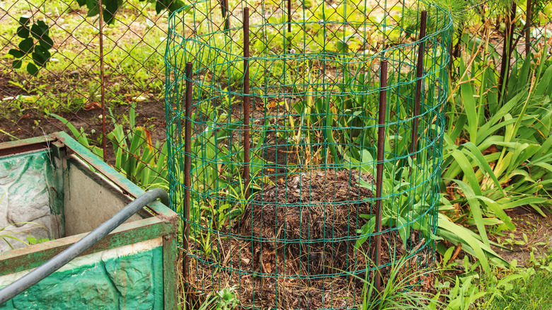 Circular compost holder made with stakes and wire