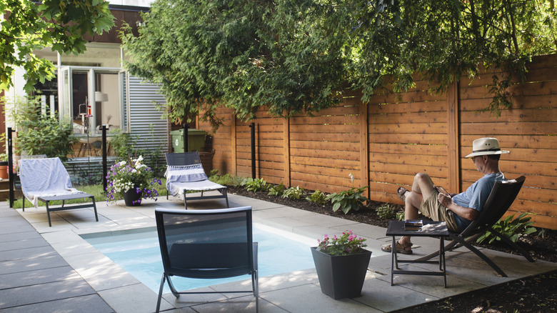 Small swimming pool with wind barrier