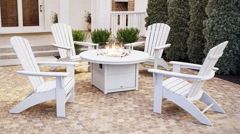 The Portside 5-piece outdoor oatio Shellback Fire Chat set on a small patio
