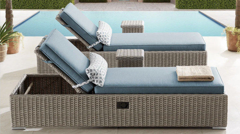 The Sirio Niko 4-piece chaise lounge set next to a pool