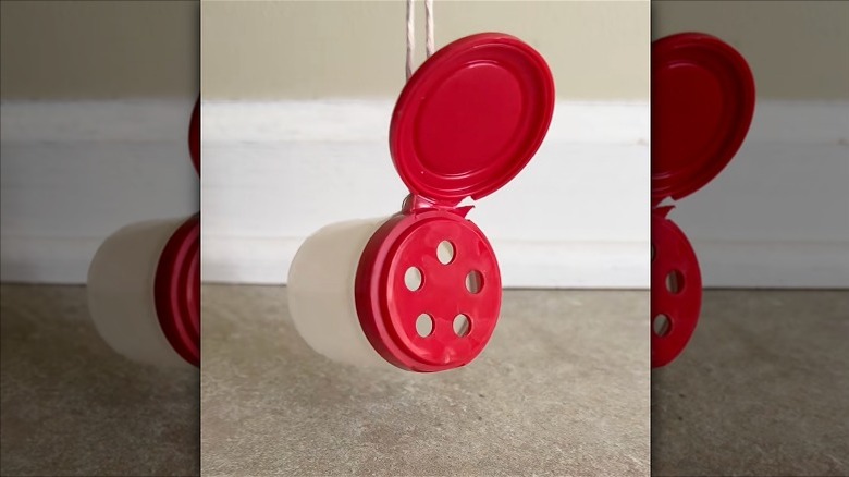 making a spice jar hummingbird feeder