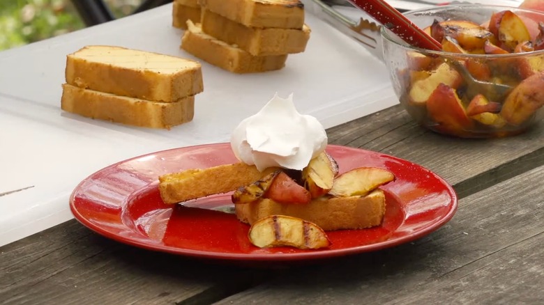 Pound cake with peaches on plate