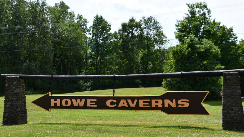 Howe Caverns sign