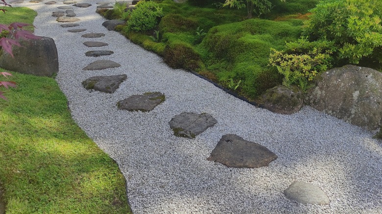 An inviting stepping stone and gravel pathway