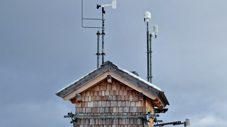 Building with various weather measuring tools on it