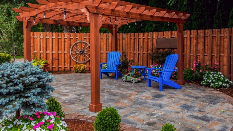 A patio made out of pavers