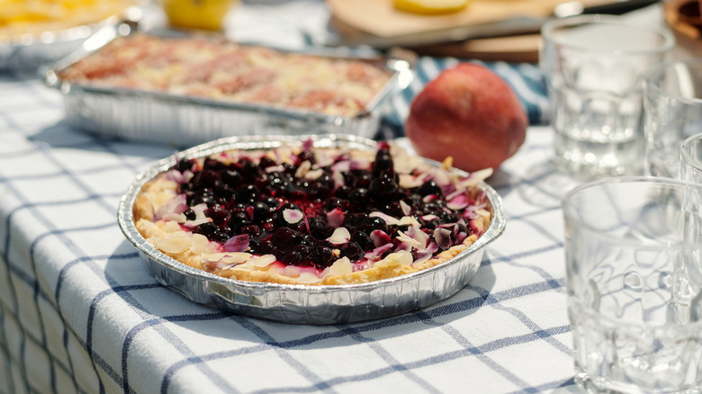 Pie in a pie plate on a picnic table