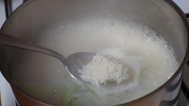 Boiling rice in water
