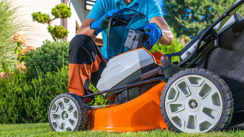 Replacing battery in lawn mower