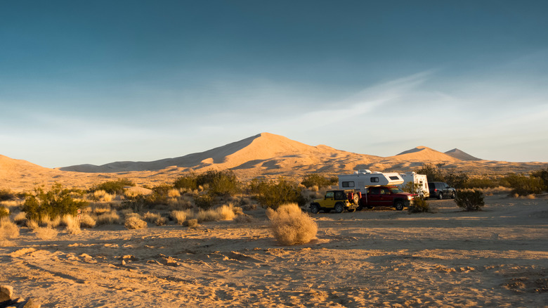 vehicles and campers at Kelso Dunes