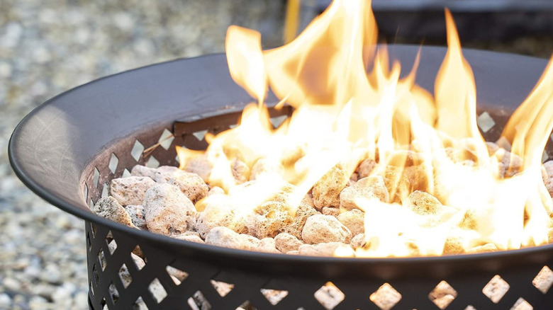 A gas fire burning in a Bond Manufacturing Aurora fire pit