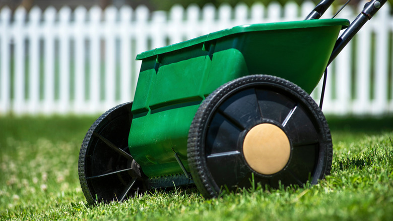 Lawn fertilizer spreader