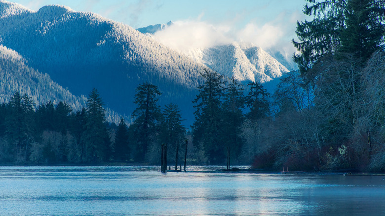 A lake with mountains in the background at Washington National Park