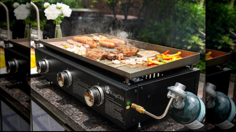 KingChii 3-burner griddle close-up