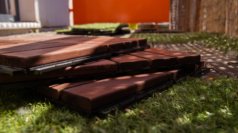 Interlocking deck tiles