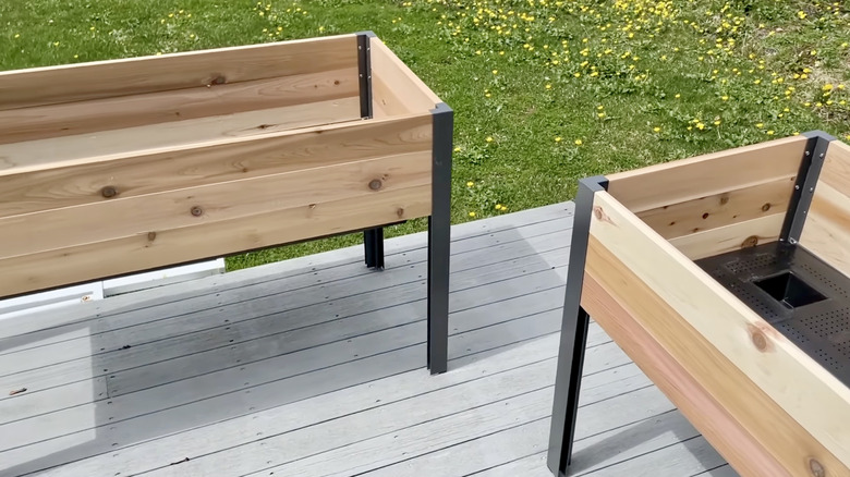 water reservoir that sits in the bottom of the planter