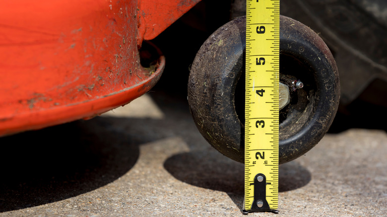Measuring a lawnmower's deck height